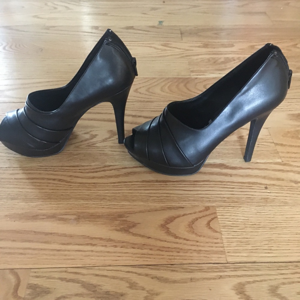 Elle black open toe heels Size 8